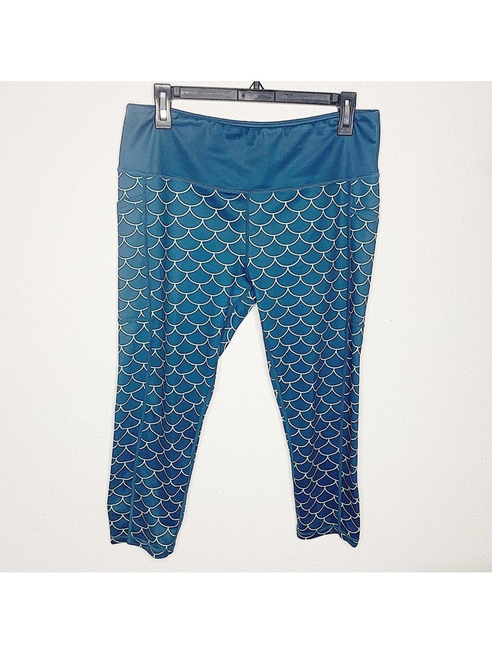 Constantly Varied Gear Teal Mermaid Scale Print Cropped Leggings Phone Pocket